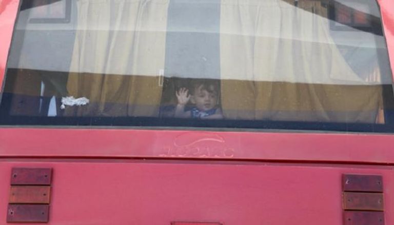 طفلة سورية في حافلة تقلها لمركز للاجئين بالقرب من نيقوسيا