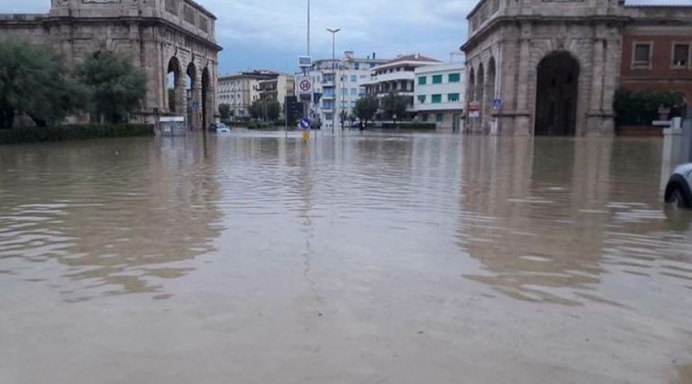 جانب من الدمار الذي لحق بمدينة ليفورنو بشمال إيطاليا