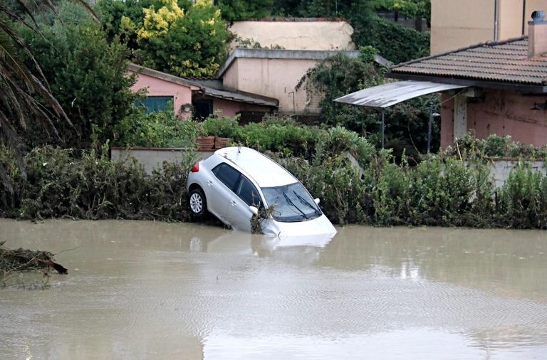 جانب من الدمار الذي لحق بمدينة ليفورنو بشمال إيطاليا