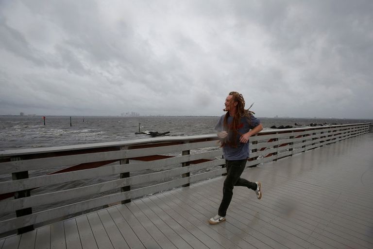 أحد هواة التصوير يأخذ لقطات للإعصار إرما