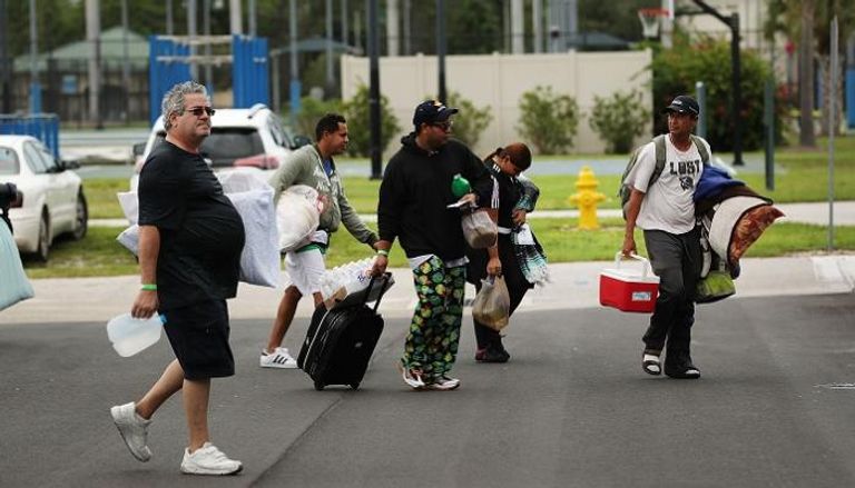 سكان فلوريدا يهربون من إعصار "إرما"- أ.ف.ب