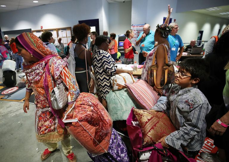 سكان فلوريدا يهربون من إعصار "إرما"- أ.ف.ب