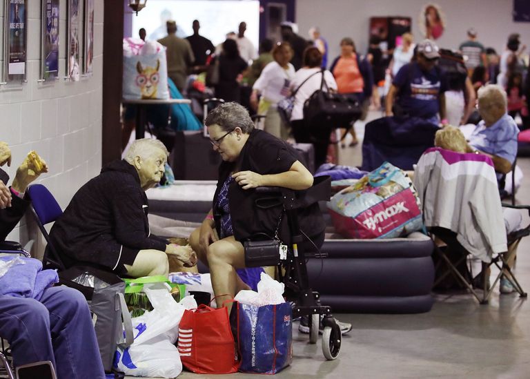 سكان فلوريدا يهربون من إعصار "إرما"- أ.ف.ب