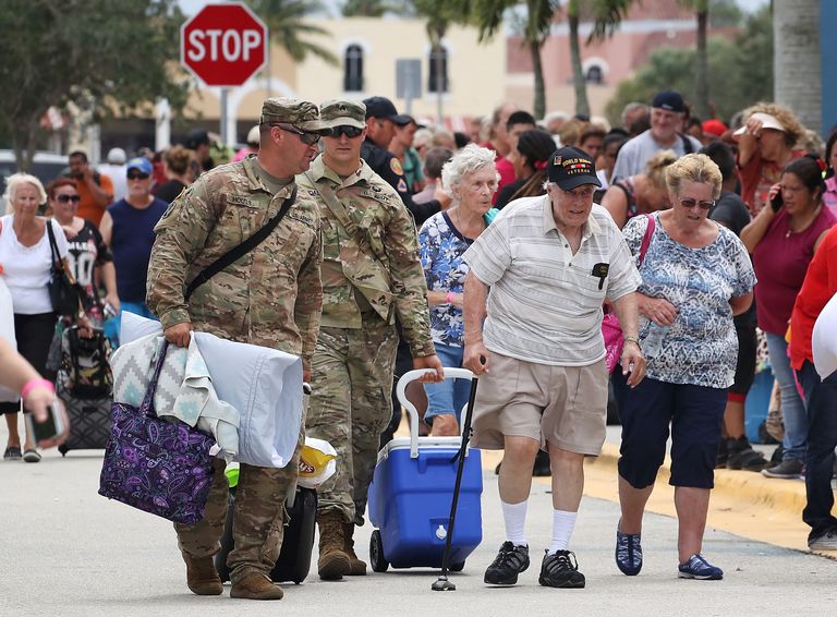 سكان فلوريدا يهربون من إعصار "إرما"- أ.ف.ب