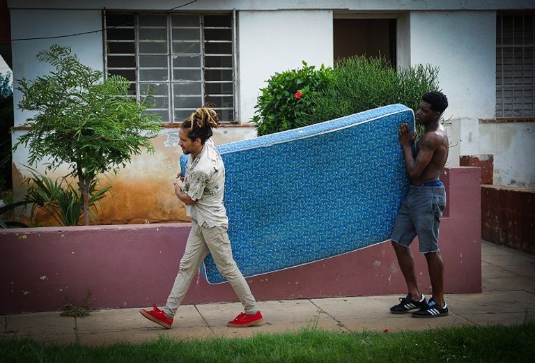 سكان فلوريدا يهربون من إعصار "إرما"- أ.ف.ب