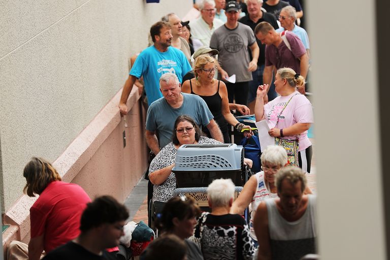 سكان فلوريدا يهربون من إعصار "إرما"- أ.ف.ب