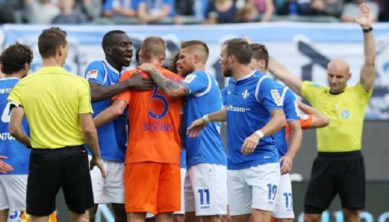 اللاعبون والحكم يحيون باستيانز