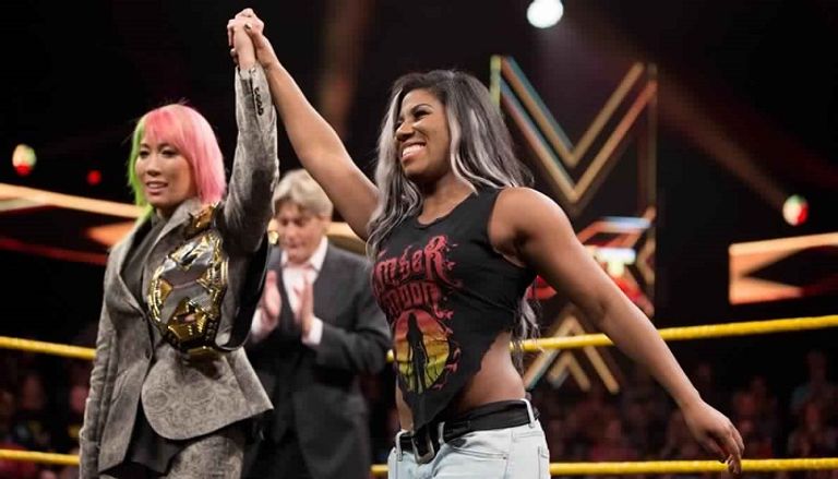 أسكا تودع عرض NXT وخلفها ويليام ريجال