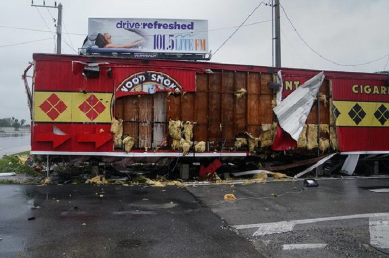 جانب من آثار إعصار إرما