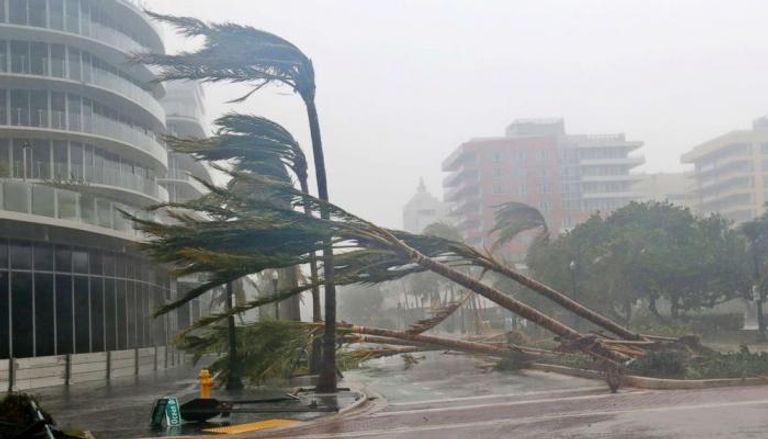 إعصار "إرما" أثناء عبوره بمدينة ميامي في فلوريدا الأمريكية
