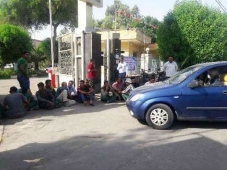 صورة لعمال معتصمين