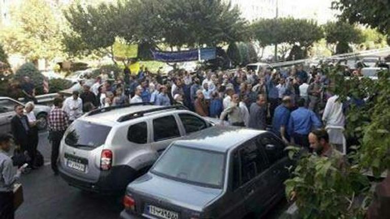 صورة لعمال معتصمين