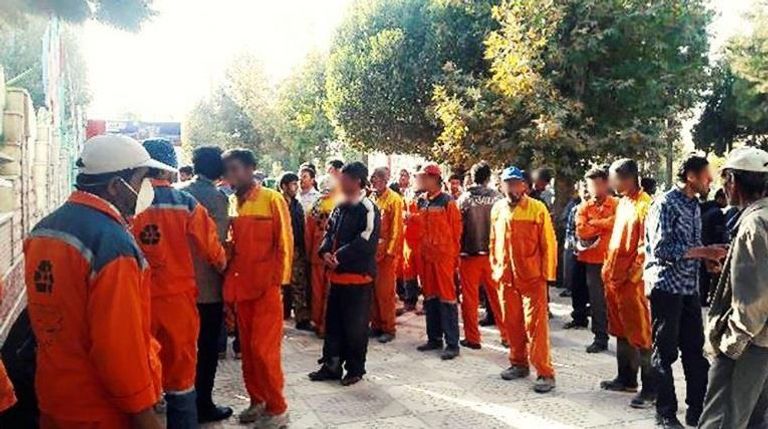 صورة لعمال معتصمين