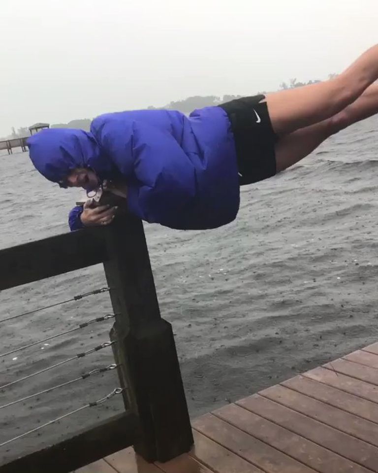 مراسلو الأرصاد يغامرون بحياتهم لتغطية الإعصار