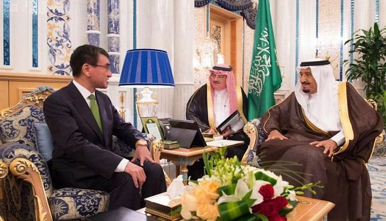الملك سلمان بن عبد العزيز آل سعود يستقبل وزير الخارجية الياباني