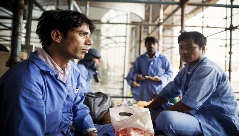العمال في قطر يعانون أوضاعا إنسانية صعبة