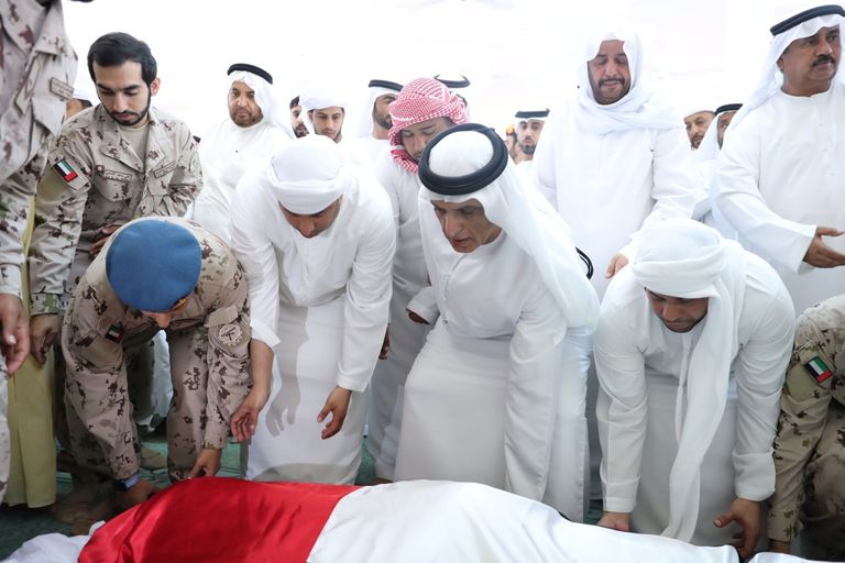 الشيخ سعود بن صقر القاسمي برفقة أسرة الشهيد