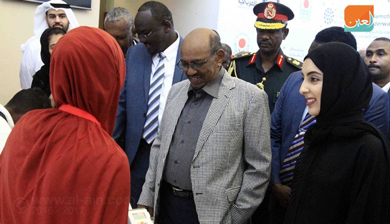 البشير والمزروعي خلال افتتاح المنتدى