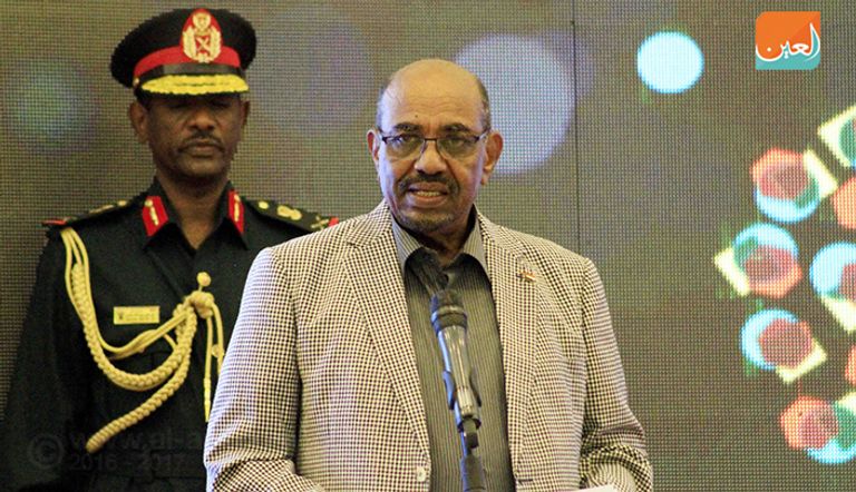 البشير والمزروعي خلال افتتاح المنتدى