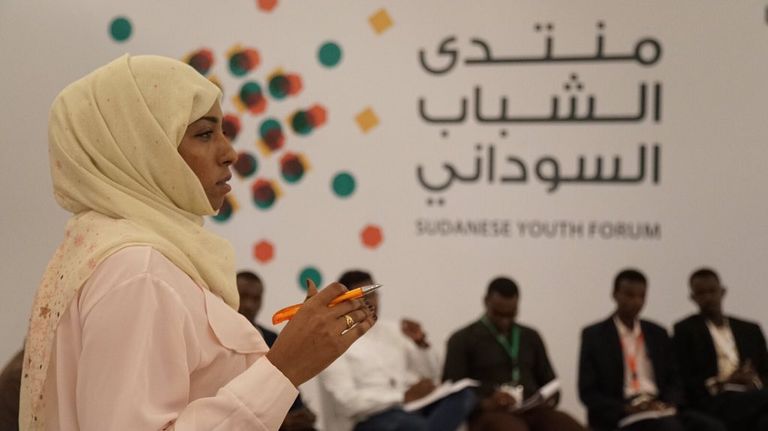 البشير والمزروعي خلال افتتاح المنتدى