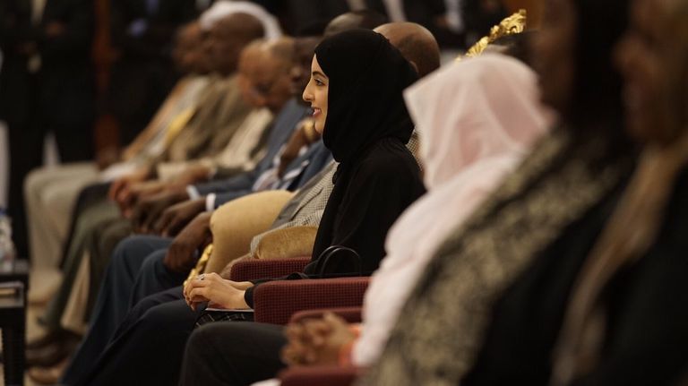 البشير والمزروعي خلال افتتاح المنتدى