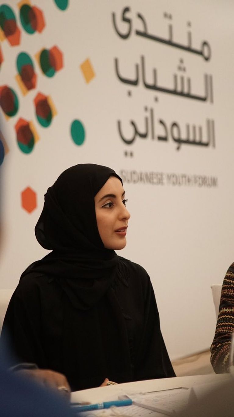 البشير والمزروعي خلال افتتاح المنتدى