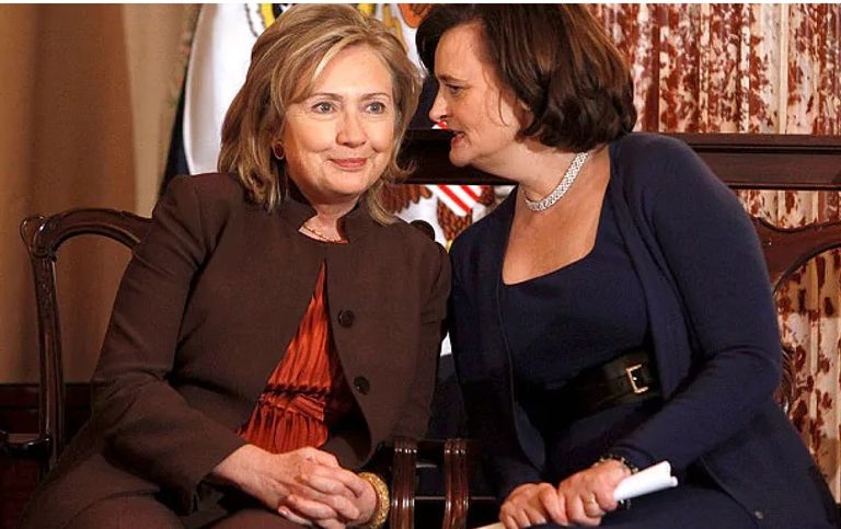 توثيق العلاقات بين كلينتون وموزة كان بوساطة بريطانية