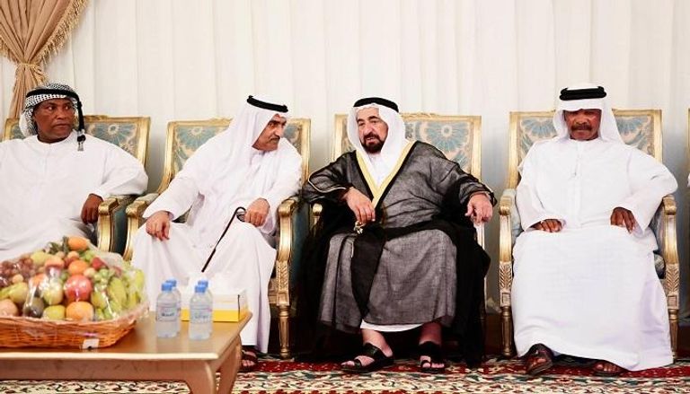 حاكم الشارقة يؤدي واجب العزاء في شهيد الإمارات