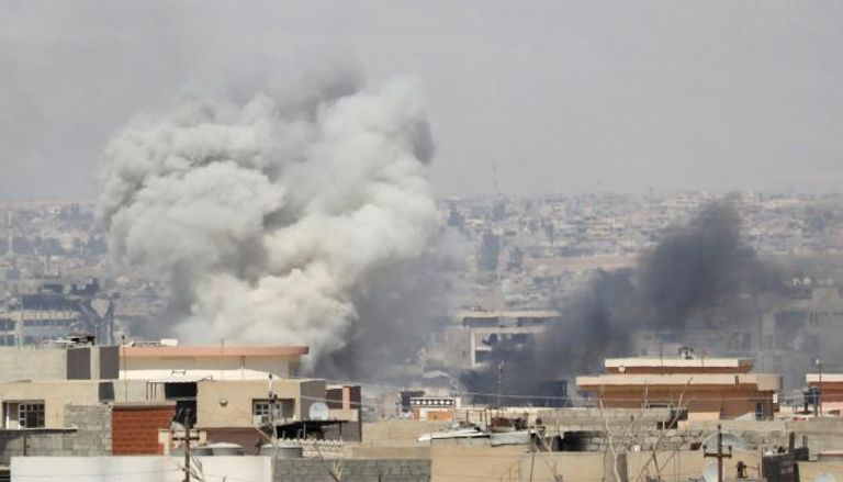 الدخان يتصاعد من الموصل القديمة بعد غارة جوية