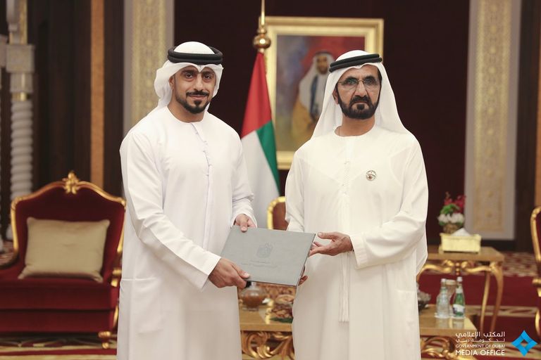 الشيخ محمد بن راشد مع خريجي الدفعة الأولى لـ