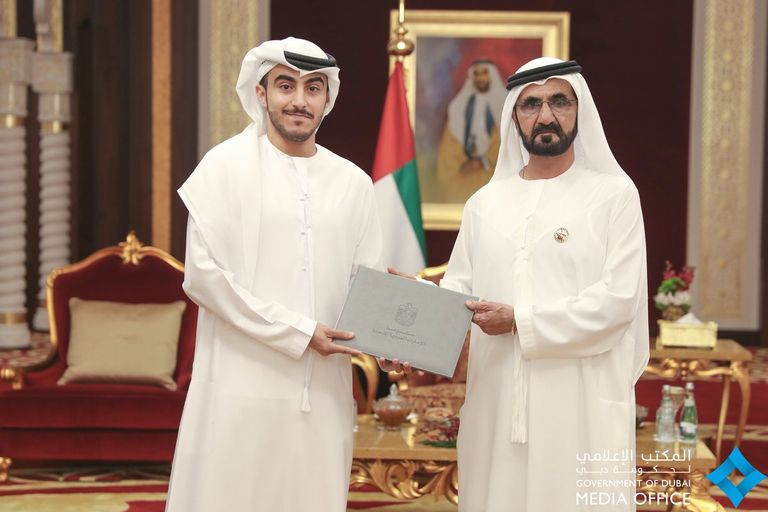 الشيخ محمد بن راشد مع خريجي الدفعة الأولى لـ