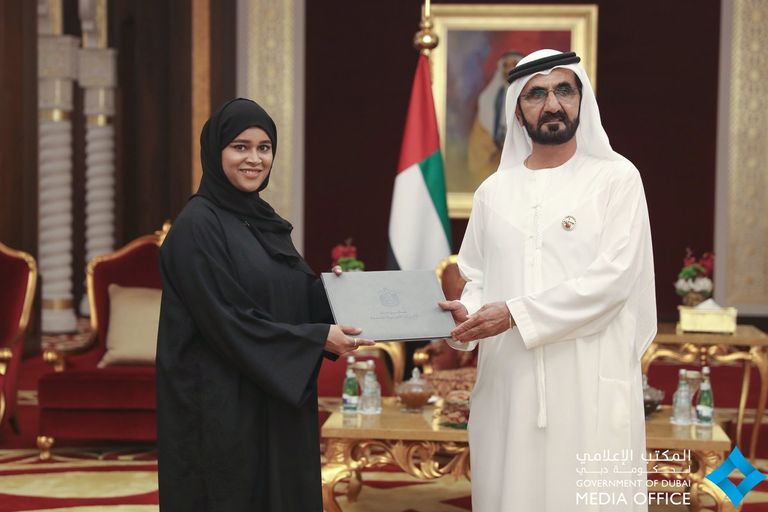 الشيخ محمد بن راشد مع خريجي الدفعة الأولى لـ