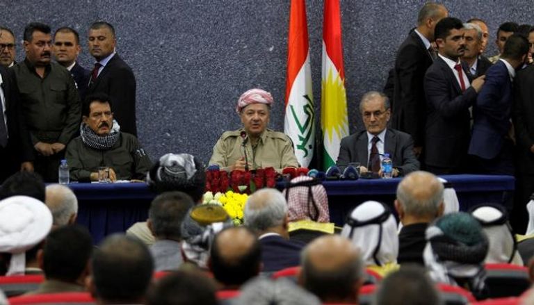 مسعود برزانى رئيس كردستان وعلى يمينه محافظ كركوك - رويترز