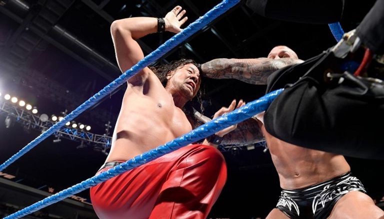 شينسكي ناكامورا يحاول إجبار راندي أورتن على الاستسلام