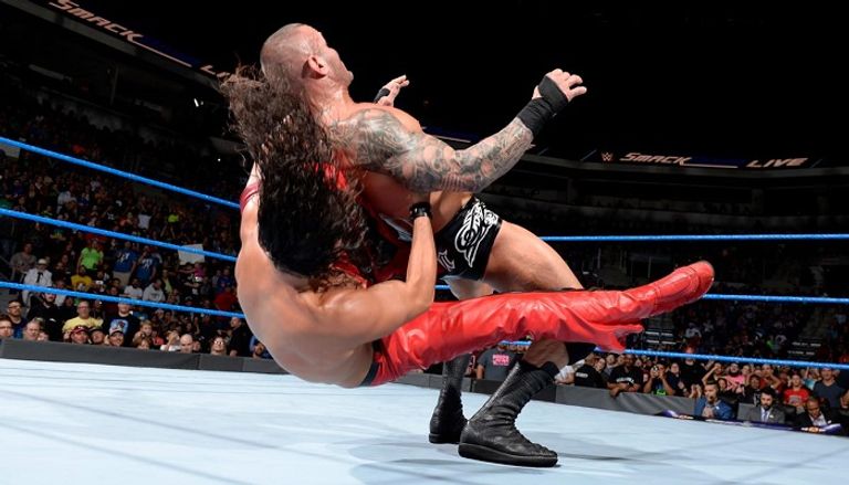 شينسكي ناكامورا يحاول إجبار راندي أورتن على الاستسلام