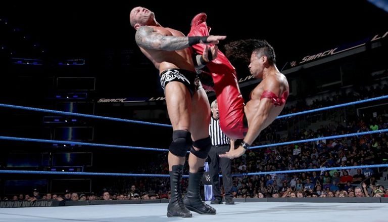 شينسكي ناكامورا يحاول إجبار راندي أورتن على الاستسلام