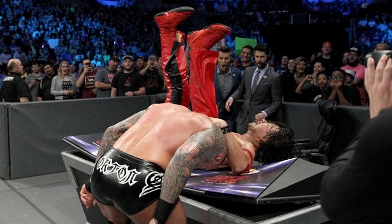 شينسكي ناكامورا يحاول إجبار راندي أورتن على الاستسلام