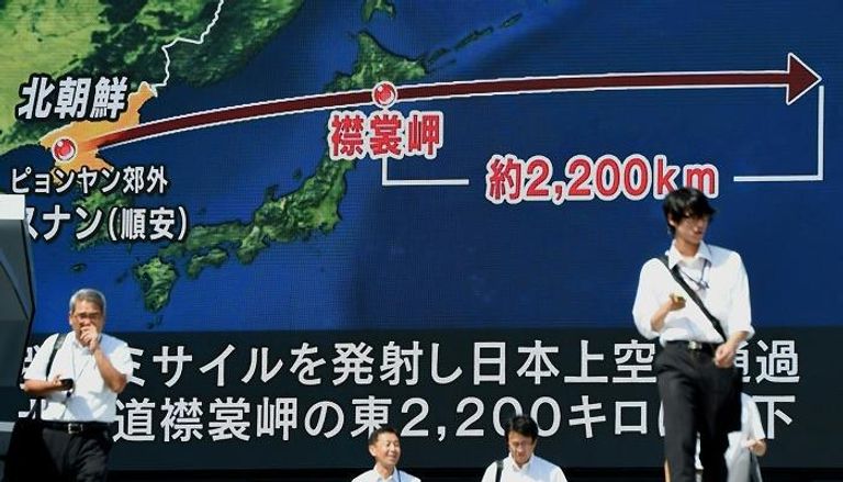 شاشة في وسط عاصمة اليابان توضح مسار الصاروخ الذي أطلق من بيونج يانج