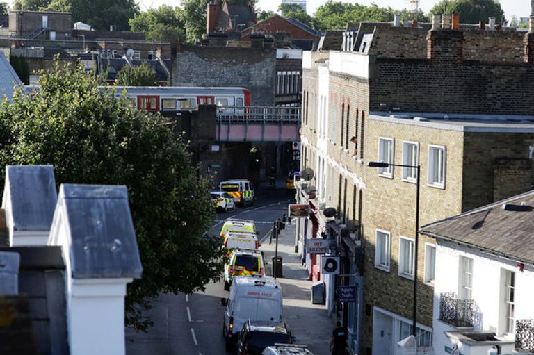 إحدى الضحايا تجلس على رصيف المحطة