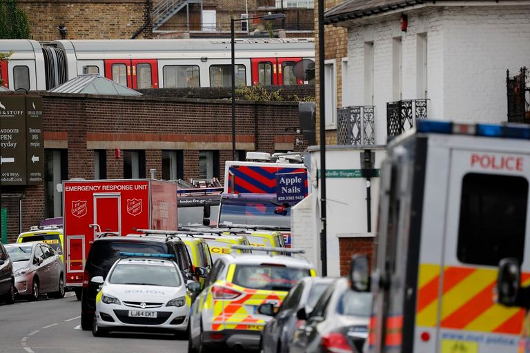 الشرطة البريطانية بموقع الانفجار