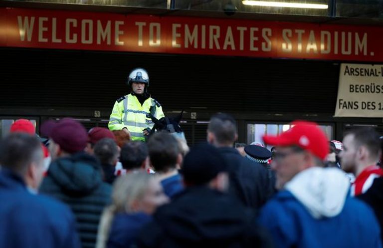 لوحة ملعب الإمارات