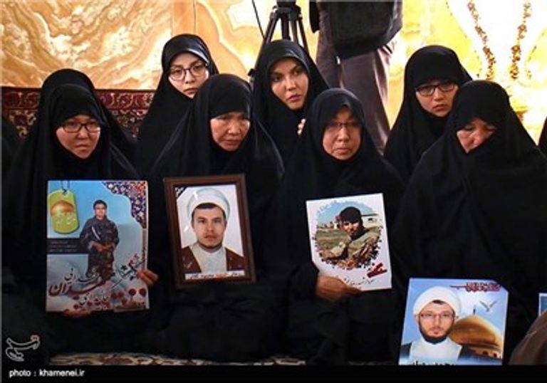 أفغانيات وأجانب في إيران يحملون صور أبنائهم القتلى في معارك بسوريا أفغان يرفعون صورا لقتلى من