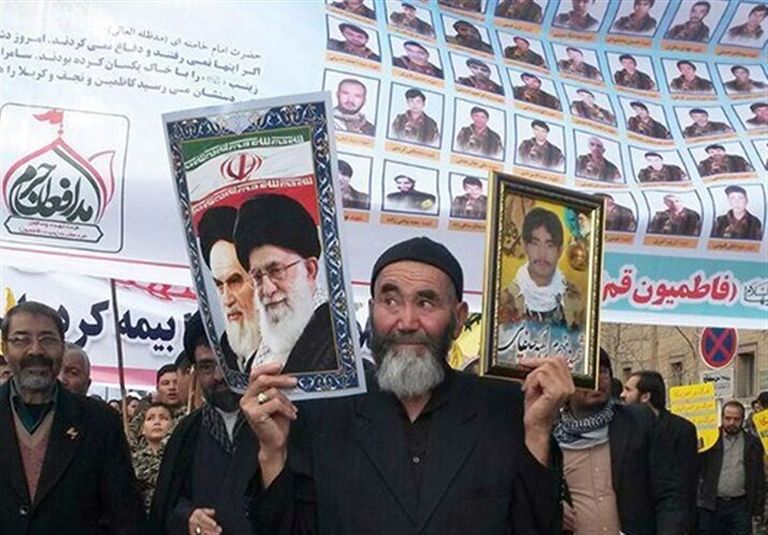 لاجئون يحملون صور خامنئي في شوارع إيران أفغان يرفعون صورا لقتلى من