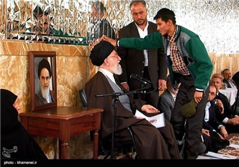 أفغان يرفعون صورا لقتلى من