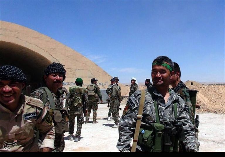 أفغان يرفعون صورا لقتلى من