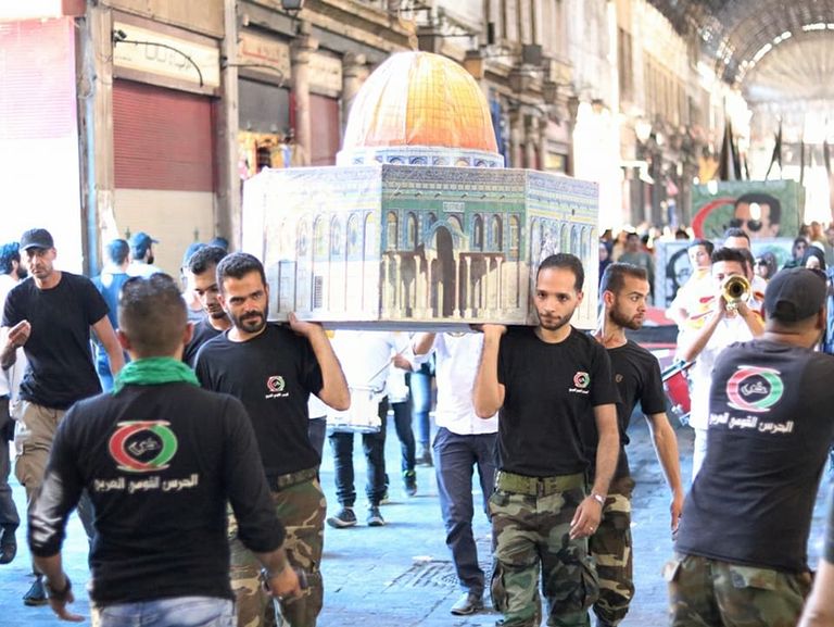 أفغان يرفعون صورا لقتلى من