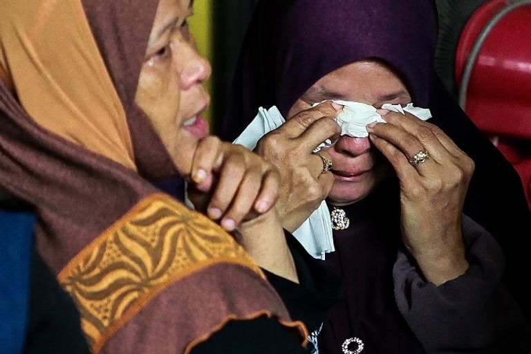 الأهالي خلال تشييع جنازة أحد الضحايا - أ. ف. ب