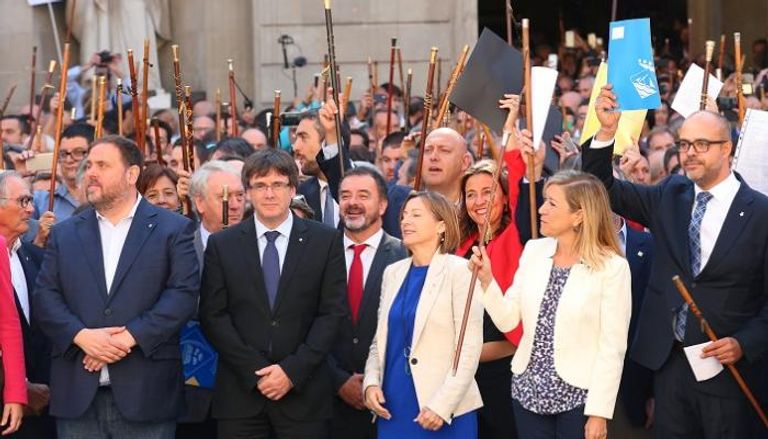 رؤساء بلديات كتالونيا يرفعون العصيان في وجه إسبانيا- رويترز