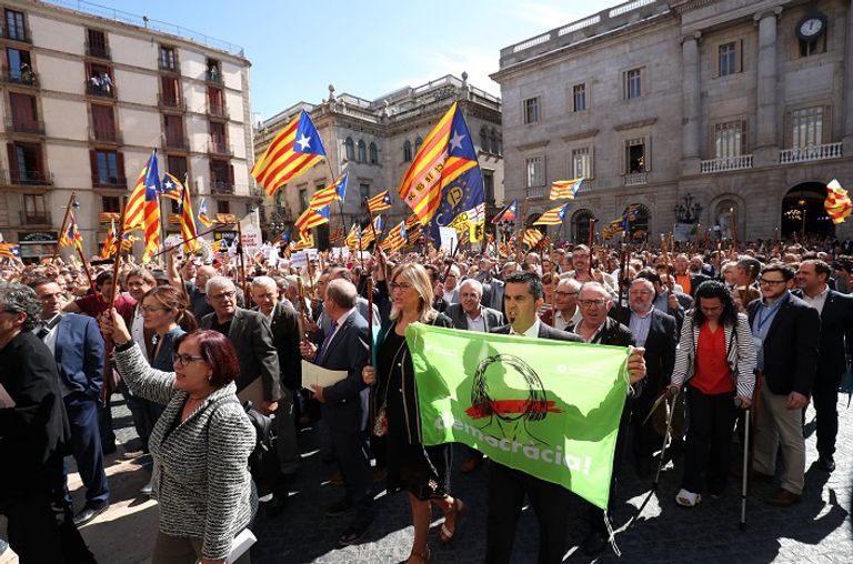 رؤساء بلديات كتالونيا يرفعون العصيان في وجه إسبانيا- رويترز