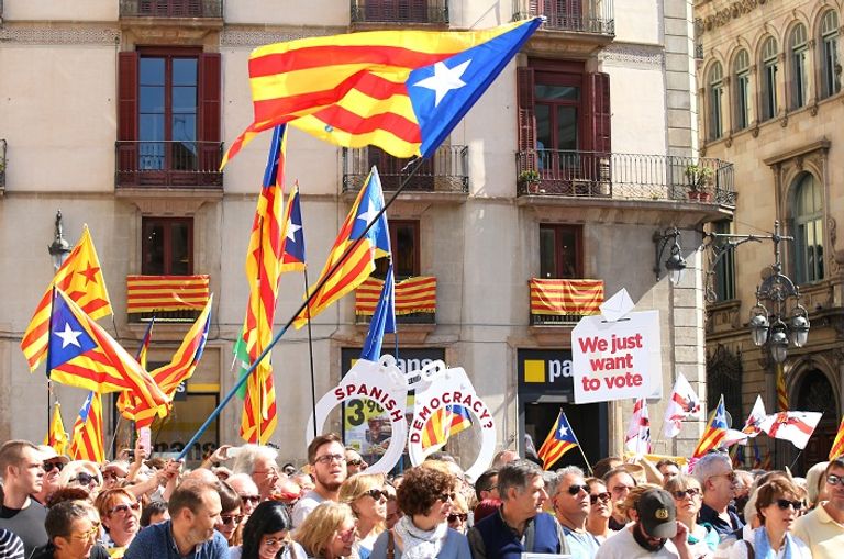 رؤساء بلديات كتالونيا يرفعون العصيان في وجه إسبانيا- رويترز